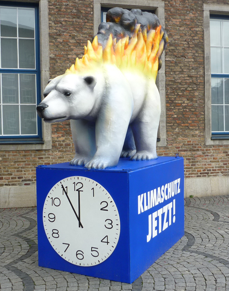 Ein brennender Eisbär plädiert für Klimaschutz Jetzt! Es ist 5 vor 12.